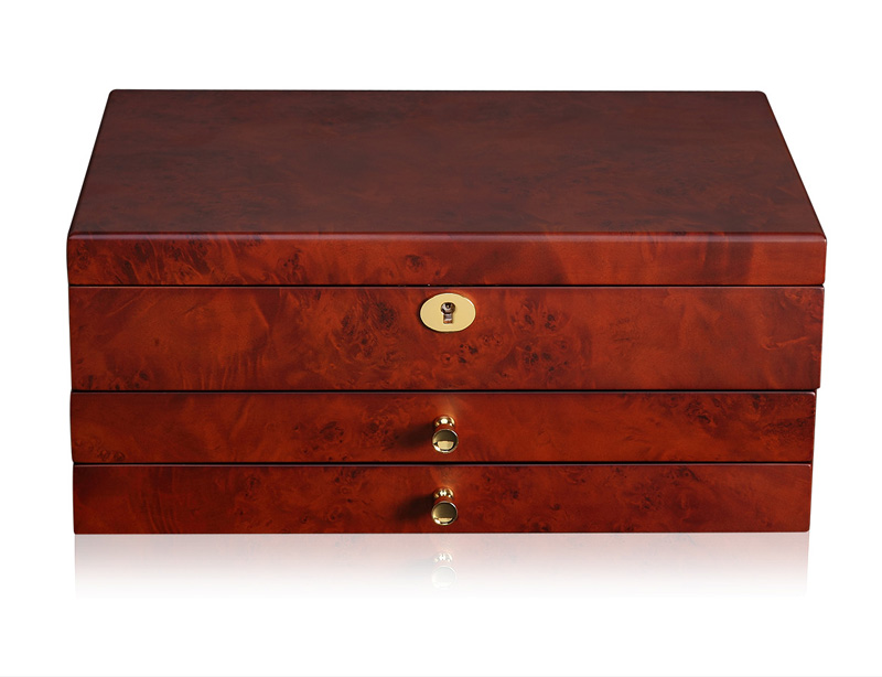 Camphor wooden jewelry box with matte lacquer exterior and drawer design